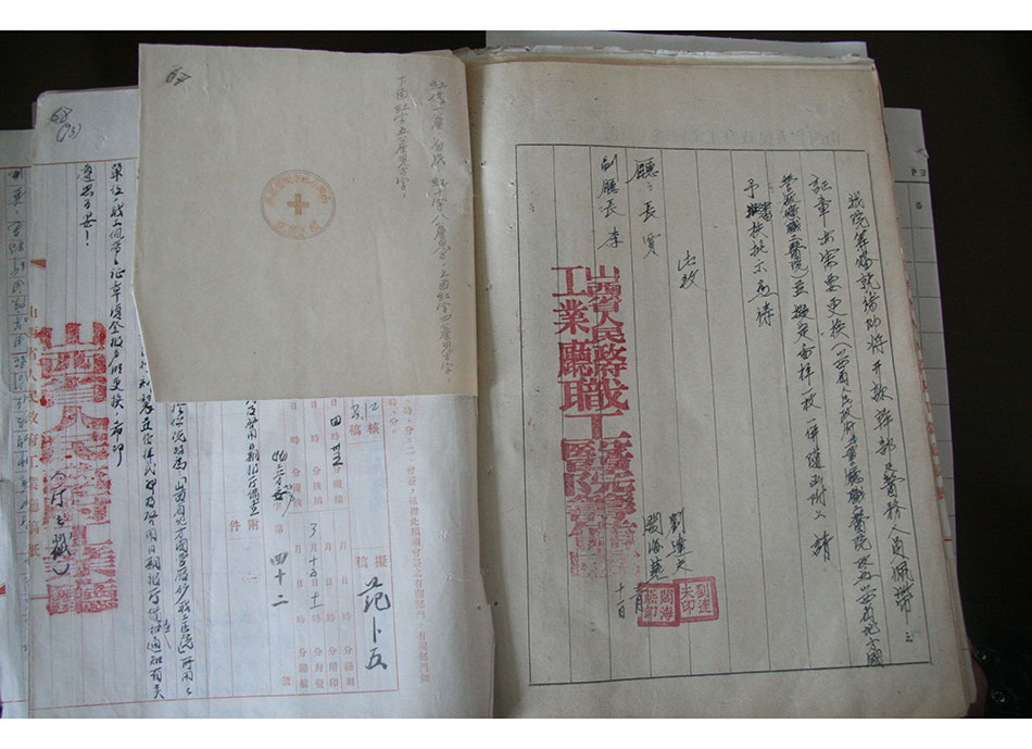 1954年3月再拟定山西省人民政府工业厅职工医院筹备处干部及医务人员佩戴证章的审核批示原件二2