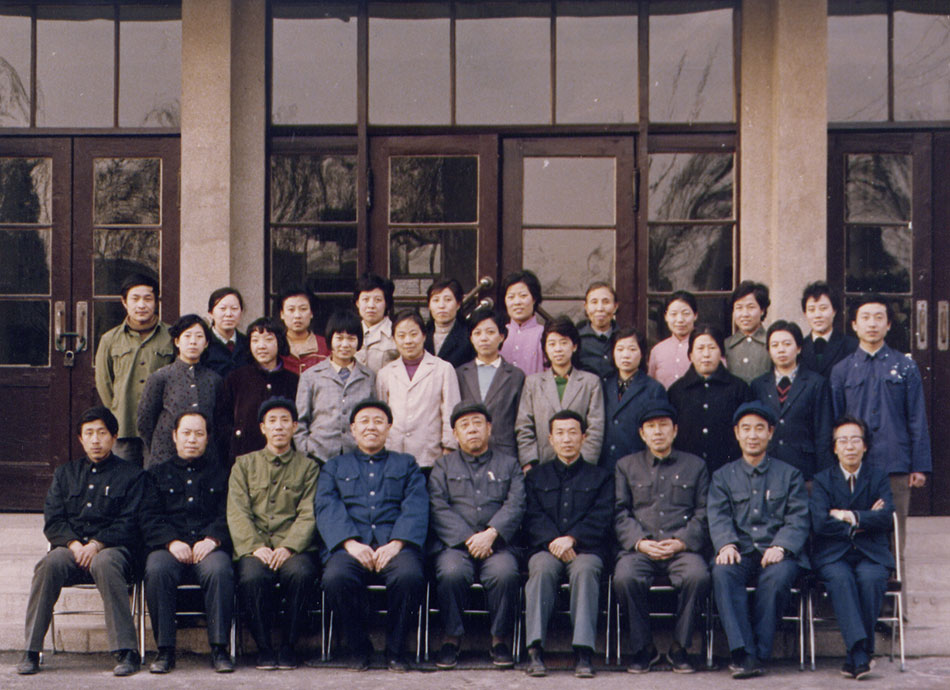 1987年化验室董俊杰（前排右四）调离时研究所门口合影