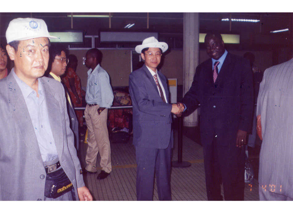 2001年7月结束援多哥医疗，回国时，多哥卫生部长前来机场送行