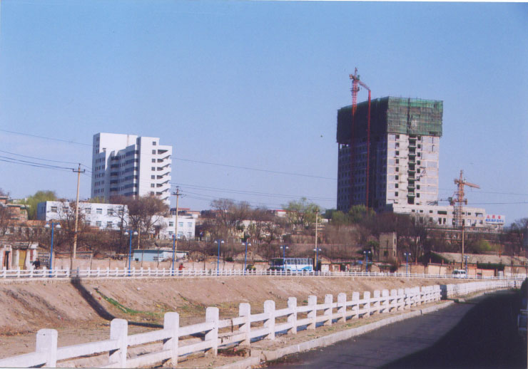 90年代建设中的门诊大楼与住院大楼相望（远景）