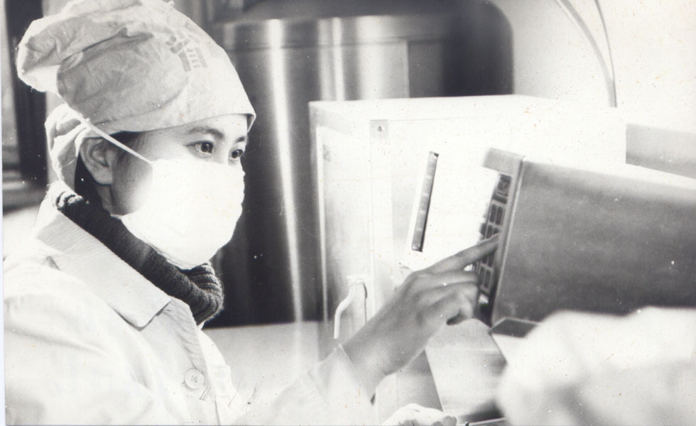 1989年造血干细胞冻存操作留影