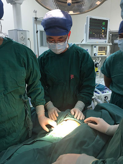 韩国晖副主任医师正在手术.jpg