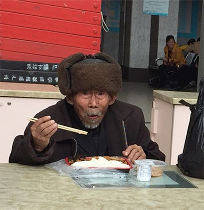老人吃着我院护士为他买的职工餐.jpg