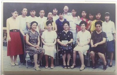 鞠青与她的学生.jpg 鞠青与她的学生.jpg