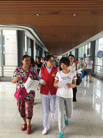 带领患者检查.jpg 带领患者检查.jpg