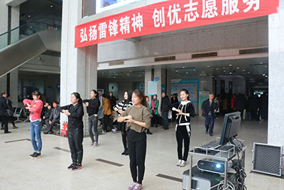 志愿者表演“洗手舞”.jpg 志愿者表演“洗手舞”.jpg