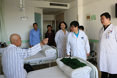 李红卫主任组织科室查房.jpg 李红卫主任组织科室查房.jpg