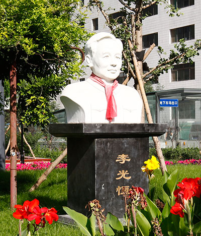 医技楼广场上的李光恒塑像.jpg 医技楼广场上的李光恒塑像.jpg