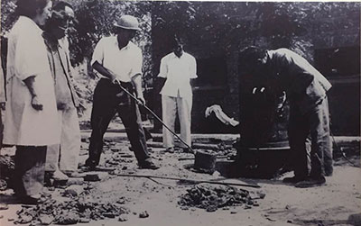 1958年医护人员在医院电工房（现体检中心位置）大炼钢铁.jpg