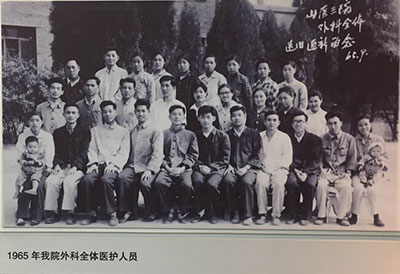 1965年我院外科全体医护人员合影.jpg