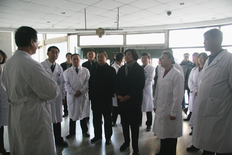 省领导在放疗技术中心听取医务人员讲解.JPG
