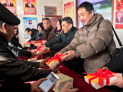 省肿瘤医院党委书记范双民、副院长刘瑞云向村委会赠送学习读物.jpg