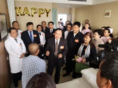 樊代明、冯立忠副主任一行看望住院治疗的17岁小患者.jpg