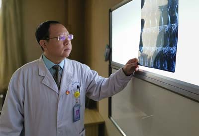 骨与软组织肿瘤科副主任医师卫江华.jpg 骨与软组织肿瘤科副主任医师卫江华.jpg