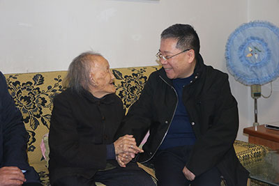 慰问困难老党员.jpg