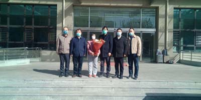 3月10 日，马晋峰副院长迎接在市四院奋战了34天的段燕和郭伟.jpg