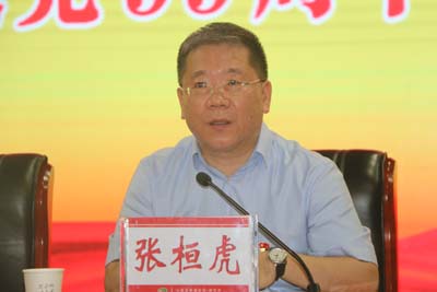 张桓虎院长主持会议并讲话.jpg