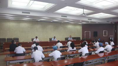 院领导与相关人员一起研讨放疗系统发展之路.jpg