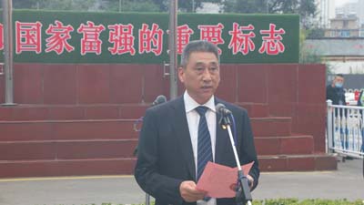 党委书记范双民主持升旗仪式.jpg 党委书记范双民主持升旗仪式.jpg