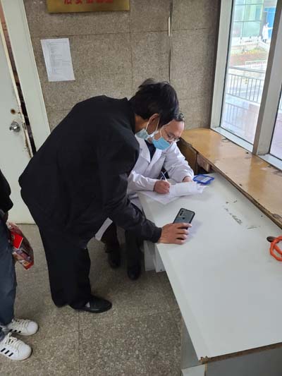 中医科大夫在路上遇到病人直接在保安室为病人诊治拍摄者程惠拍摄地点内科住院楼拍摄时间2021年4月25.jpg