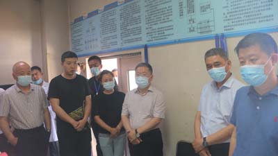 张波副主任实地查看门诊楼消防中控室.jpg