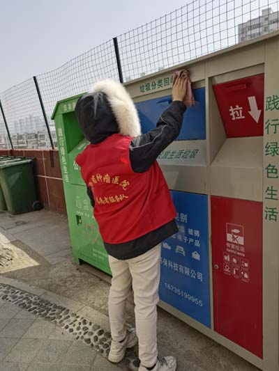 外科特需病区志愿者深入社区打扫卫生.jpg