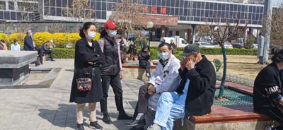 2号楼广场拍的的王宏卫医生给患者分析病情.jpg