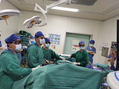 邢念增总院长带领团队实施手术.jpg