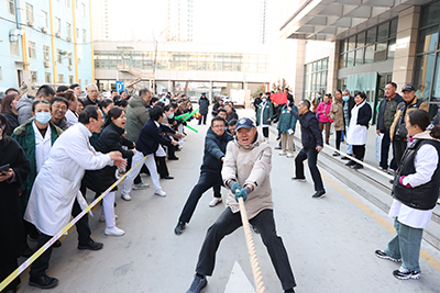 拔河比赛现场气氛热烈，展示了团结向上、奋勇拼搏的精神.jpg
