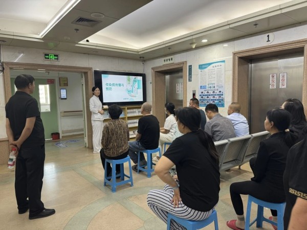 把健康知识送到身边,传染病防治科普课堂上,泌尿外科医护用易懂的讲解,传递科学防护方法。拍摄者:武玉洁 拍摄地点:泌尿外科 拍摄时间:2026年4月18日.jpg 把健康知识送到身边,传染病防治科普课堂上,泌尿外科医护用易懂的讲解,传递科学防护方法。拍摄者:武玉洁 拍摄地点:泌尿外科 拍摄时间:2026年4月18日.jpg