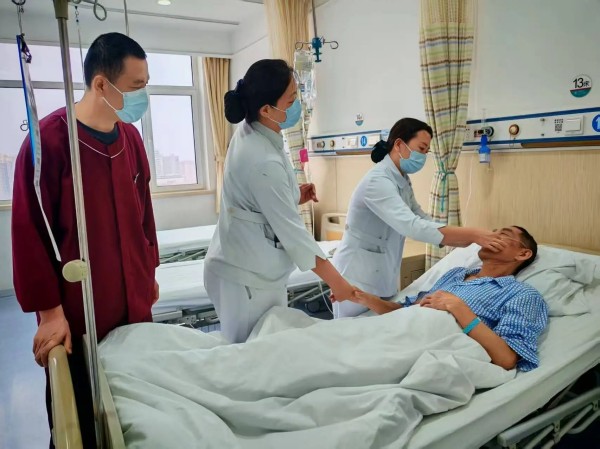 病房里的双重守护:内镜中心医护与陪护人员,用贴心陪伴温暖患者康复路。拍摄者:刘鲜平 拍摄地点:内镜中心 拍摄时间:2026年4月20日.jpg 病房里的双重守护:内镜中心医护与陪护人员,用贴心陪伴温暖患者康复路。拍摄者:刘鲜平 拍摄地点:内镜中心 拍摄时间:2026年4月20日.jpg
