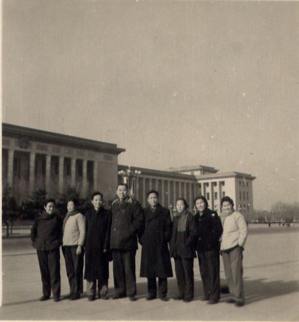 60年代医院医护人员赴北京各大医院参观学习 （右一为鞠青）  （右四为李光恒院长）