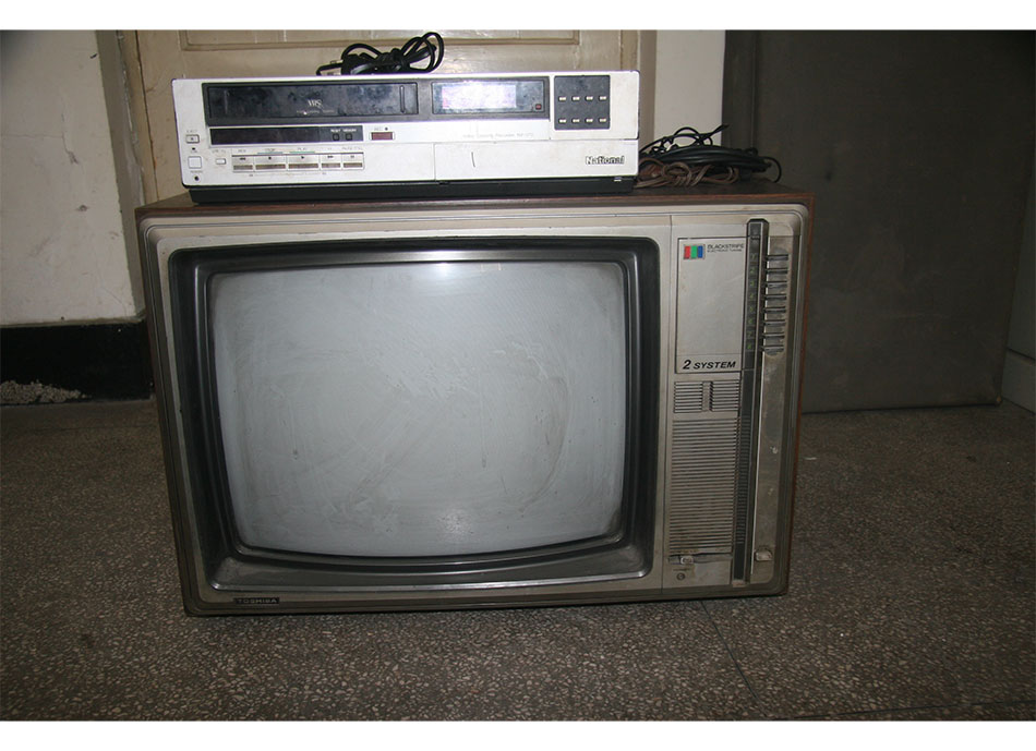 20世纪80年代医院会议室的电视机和录音机