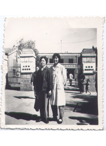 70年代初医院大门，挂“山西省肿瘤医院、山西肿瘤研究所”，院内标语“毛主席的医疗卫生路线万岁”