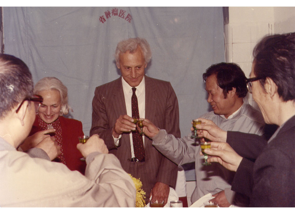 1989.4.接待Murrell（英国博士）及芝大夫在本院职工食堂这是本院食堂#次接待外宾