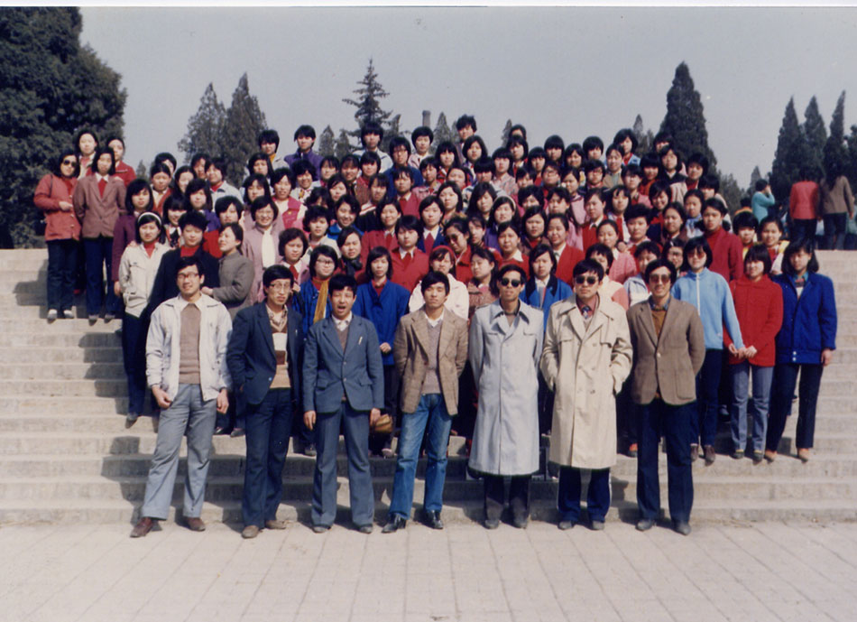 1988年五四团委组织团员在双塔烈士陵园扫墓留影
