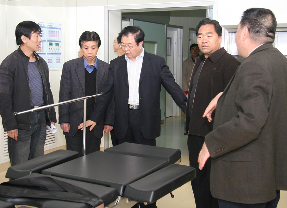 2007年院领导视察门诊外科大楼内设施设备