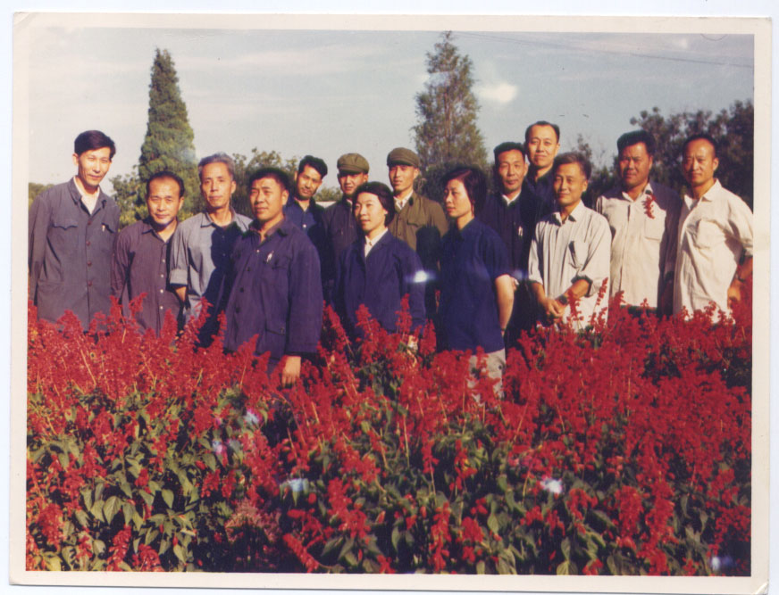 1979年9月山西省肿瘤学术会议在太原晋祠宾馆召开，图为李广恒院长与全体工作人员合影