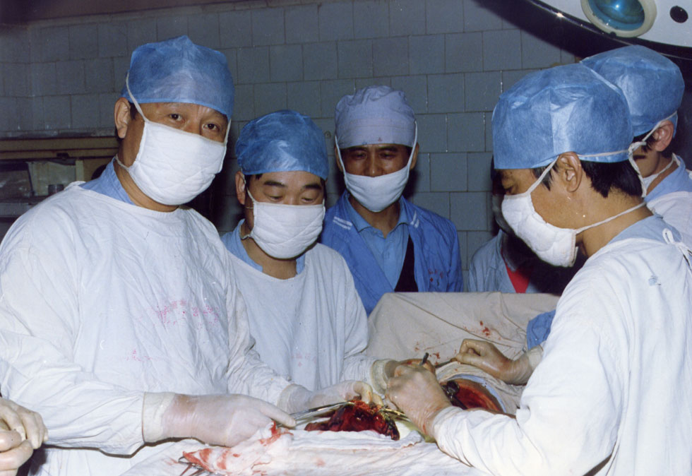  1985年我院胸外科副主任丁悌教授在麻醉科武继民主任协助下完成了我院#例“气管隆差切除重建术”填补了我生空白，为广大晚期肺癌患者带来福音
