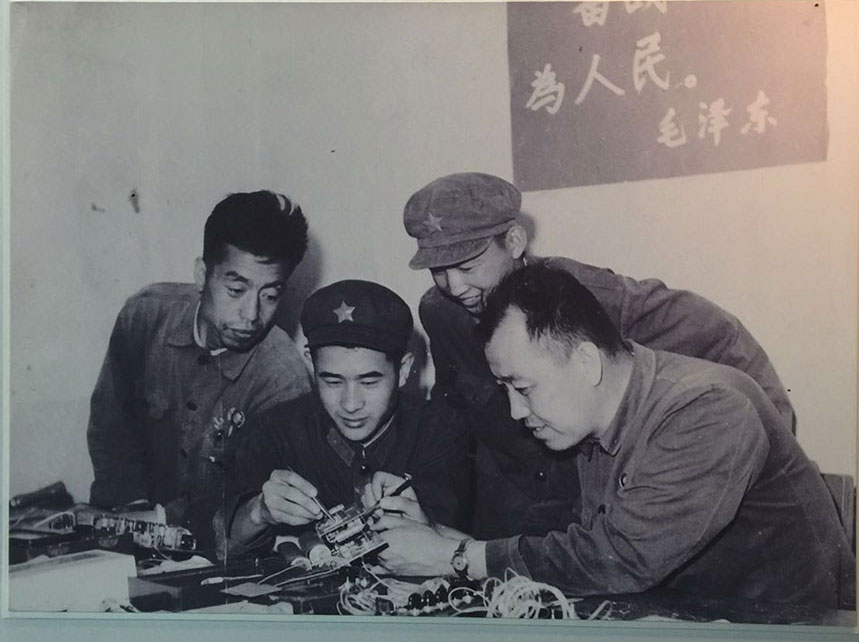 1970年，张建民副院长、郭长鸣同志协助4733部队卫生科研制六二六治疗机及重新改造医疗设备